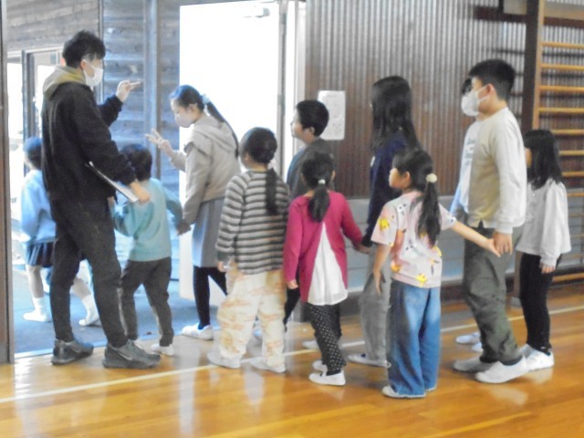 宝探し会場へ手をつないで移動