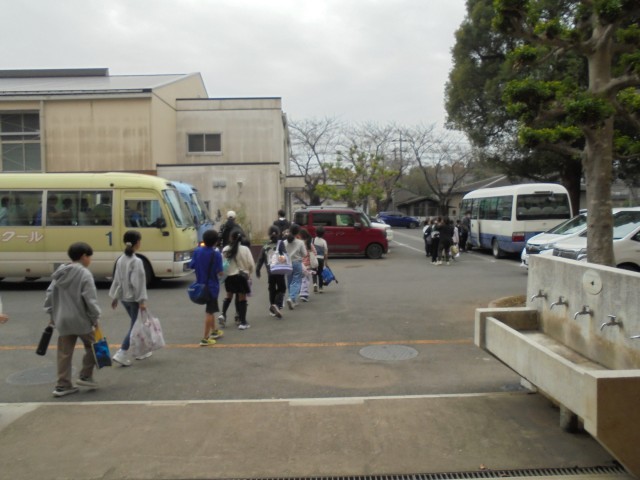 水泳学習第１陣　４年生出発！