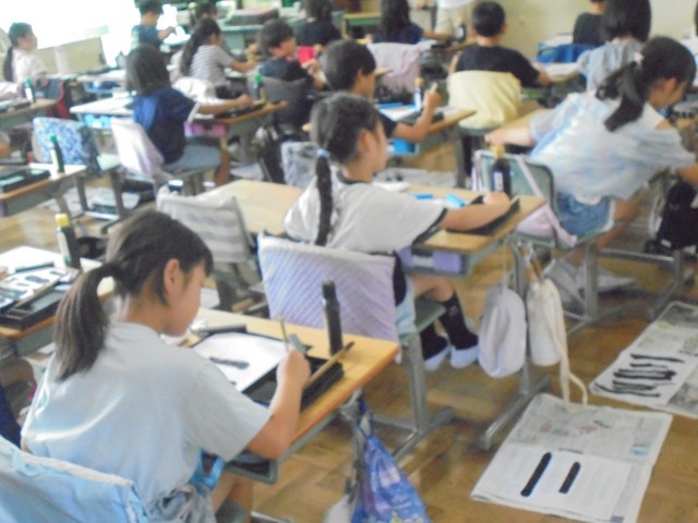 ３年生今年から毛筆学習