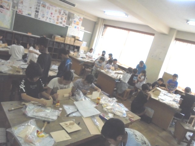 ４年生図工室でのこぎり＆釘打ち