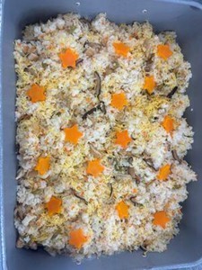 食缶の蓋を開けたちらし寿司