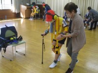 装具と重りをつけて歩行中