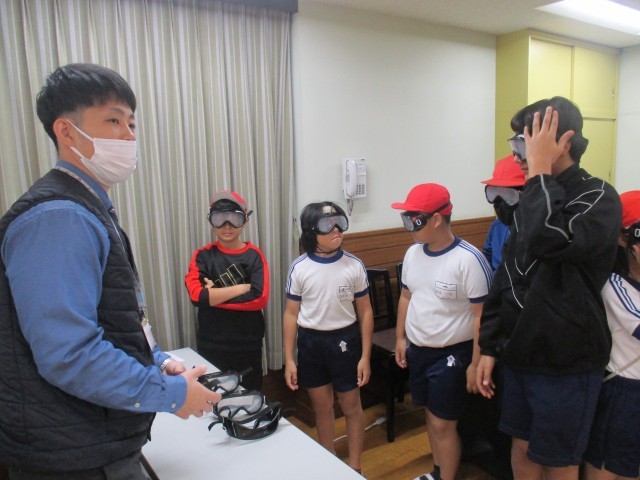 特殊なゴーグルをつけて高齢者の見え方を体験