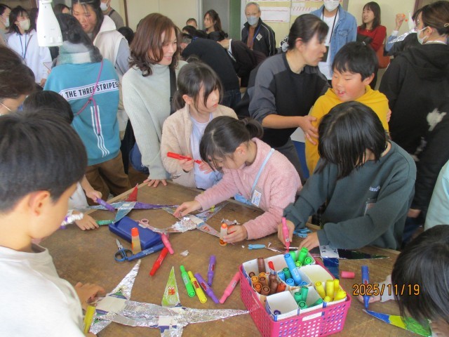 3年生作品作りのようす