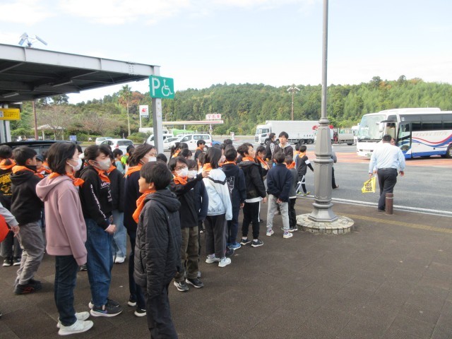 駐車場を歩く前に整列