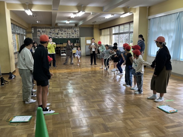 フラフープくぐり