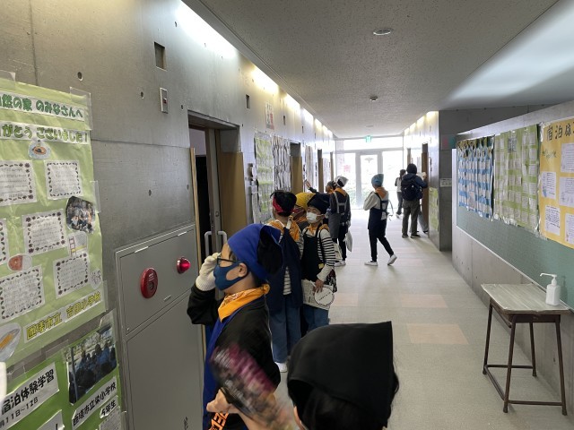 部屋の前の廊下にて