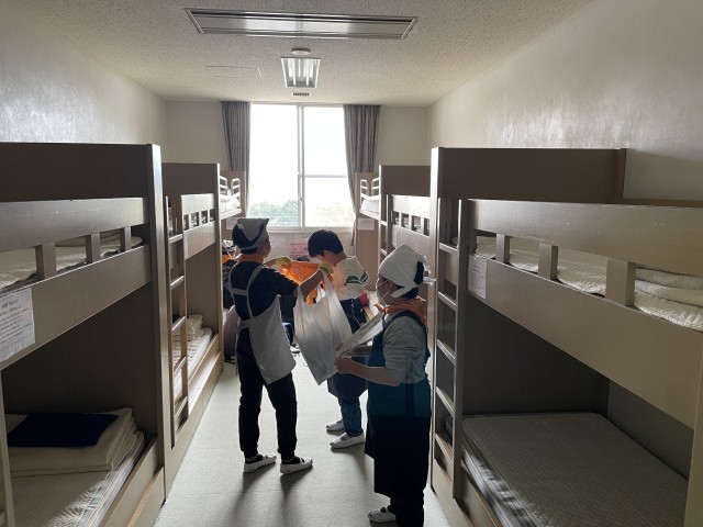 部屋にて準備中