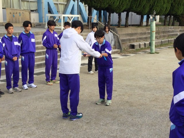 先輩から後輩へ　襷を渡し・・