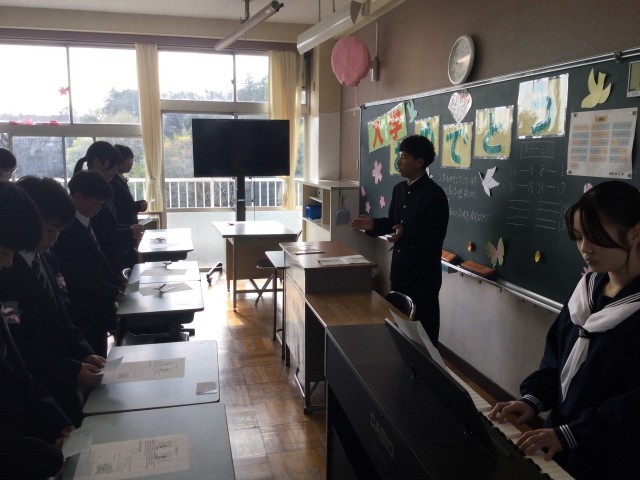 先輩からの校歌指導