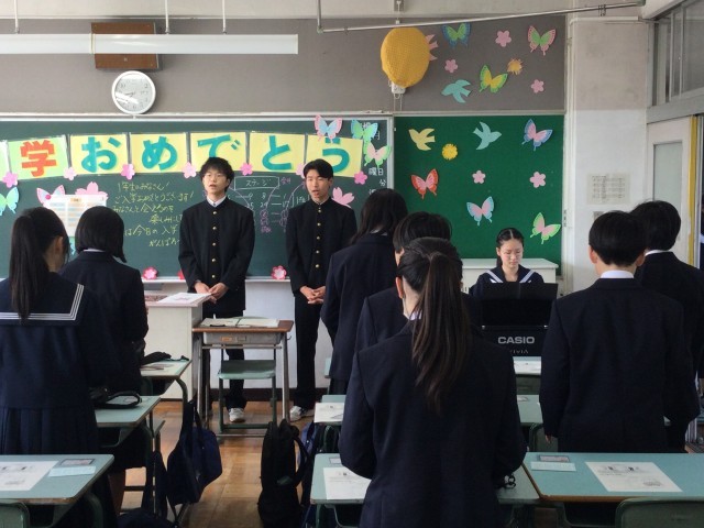 先輩からの校歌指導