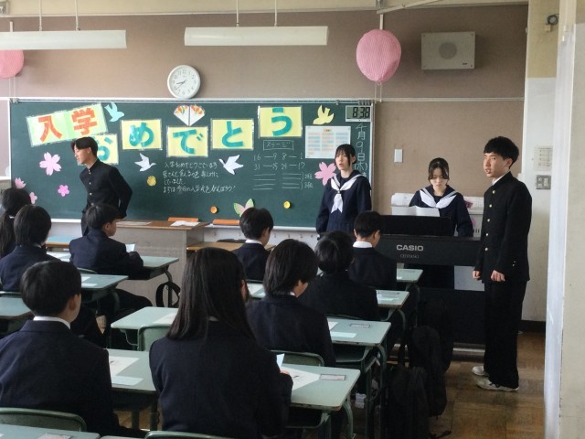 先輩からの校歌指導