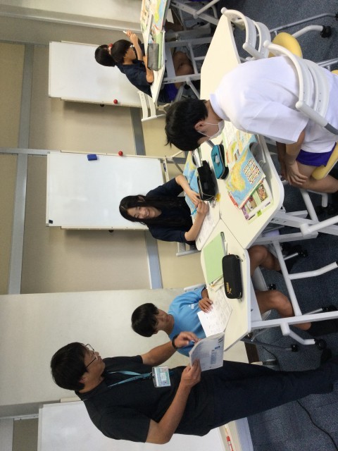 社会　3人～４人で地図を見て