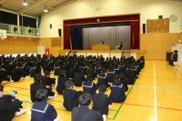 始業式での代表生徒の発表の様子